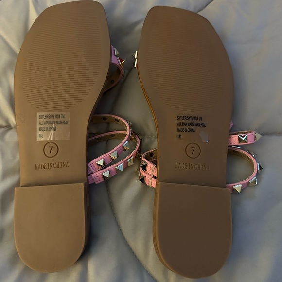 New without box Steve Madden pink studded sandals - Picture 2 of 3
